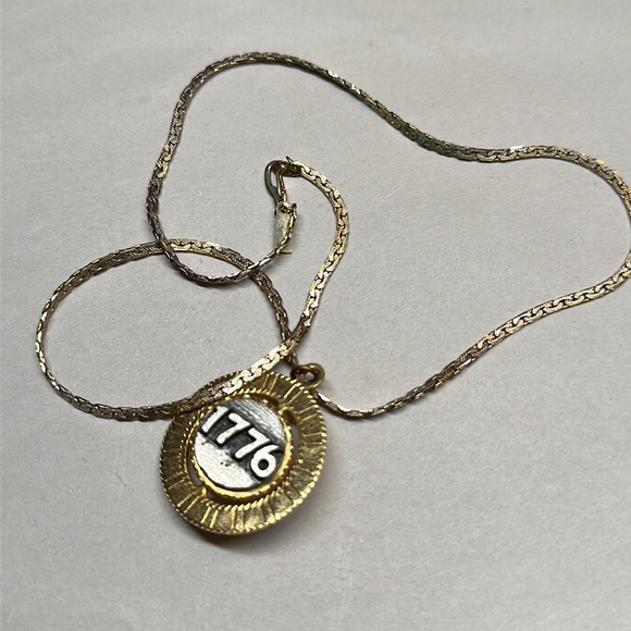 Vintage swivel bicentennial pendant gold tone and pewter - Picture 4 of 8